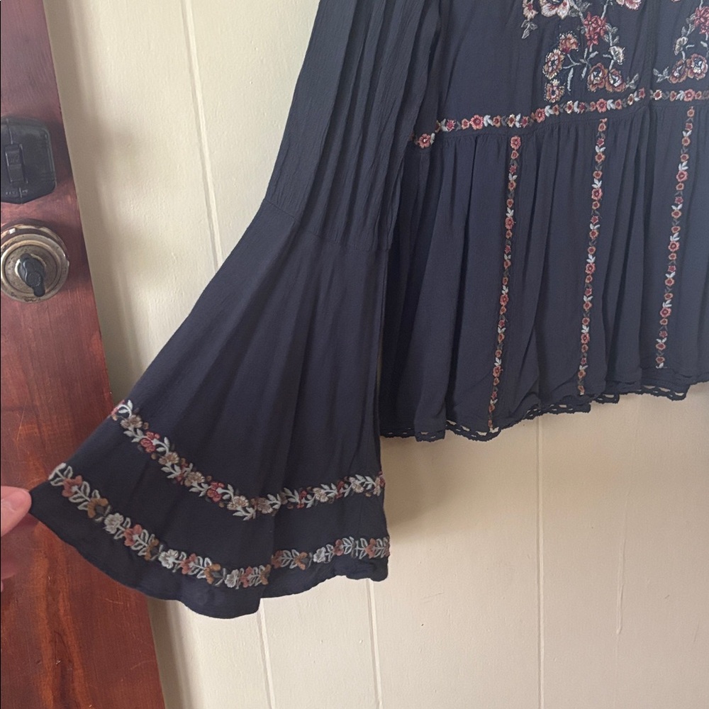 American Eagle Outfitters Navy blue Floral Blouse. Bell sleeves
Size M - Picture 4 of 7